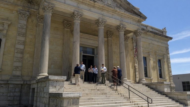 Buying Real Estate at Auction: From Courthouse Steps to Online Bidding